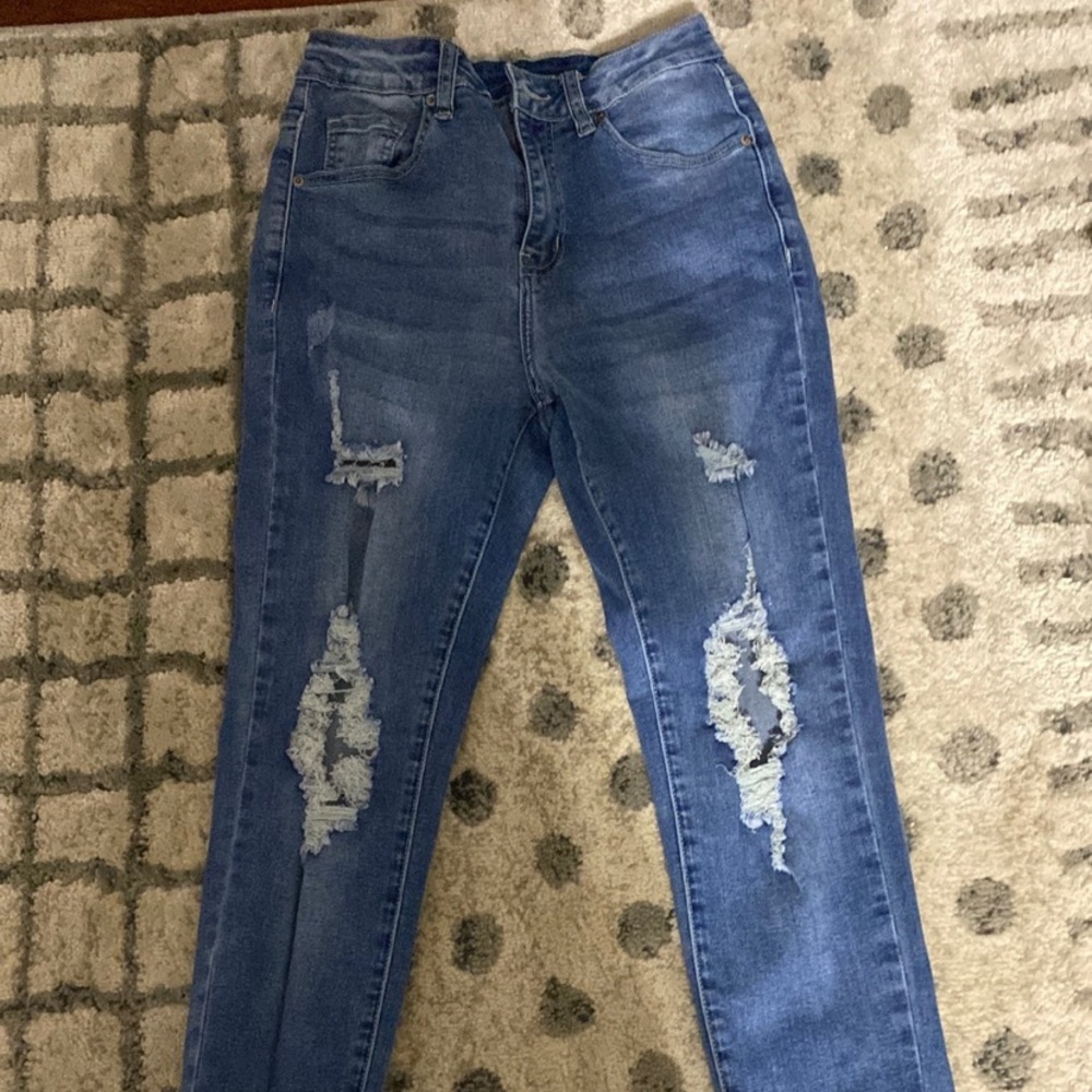 Here we got some blue jean pants. they skinny jeans. They got some holes.
